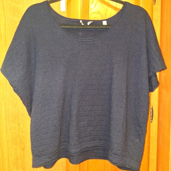 A Vince short sleeve wool and cashmere top in a ladies medium. - Picture 1 of 7